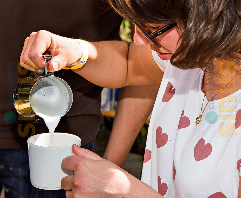 feinen Milchschaum eingiessen