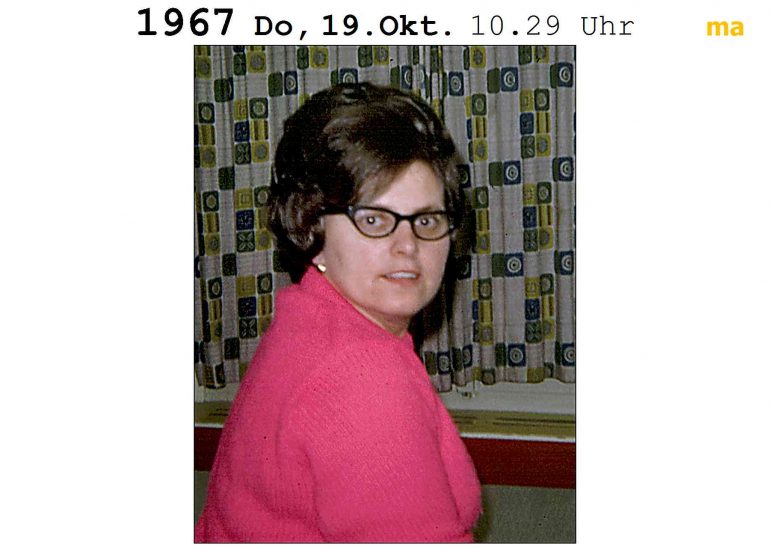 Mama vor bekanntem Vorhang copyright by SINUS and David