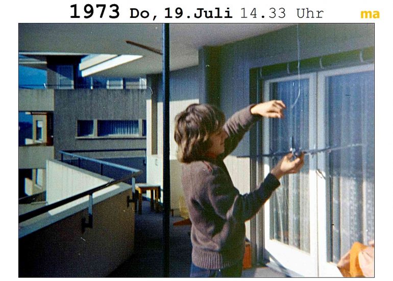 Felix beim Aufhängen von Flugzeug copyright by SINUS